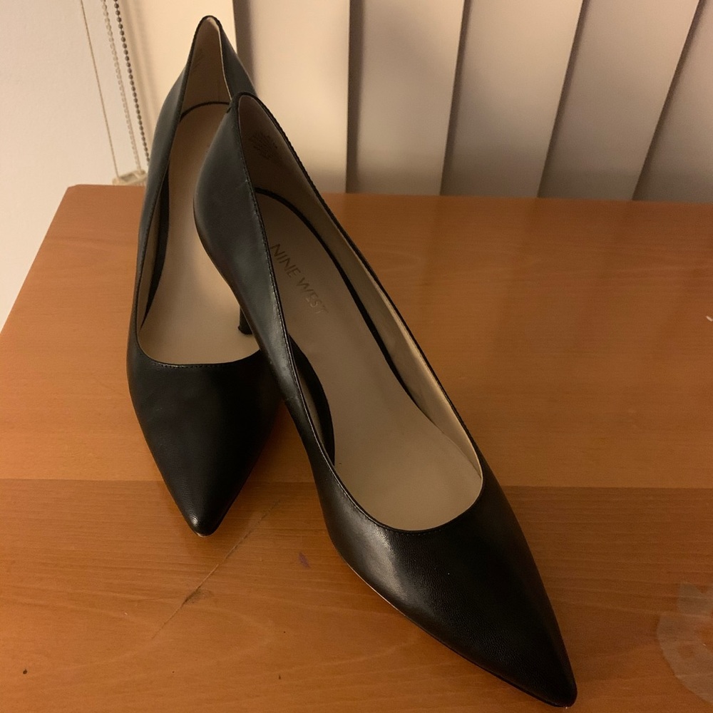 Black Nine West 2.5’ heel size 8.5 shoes.